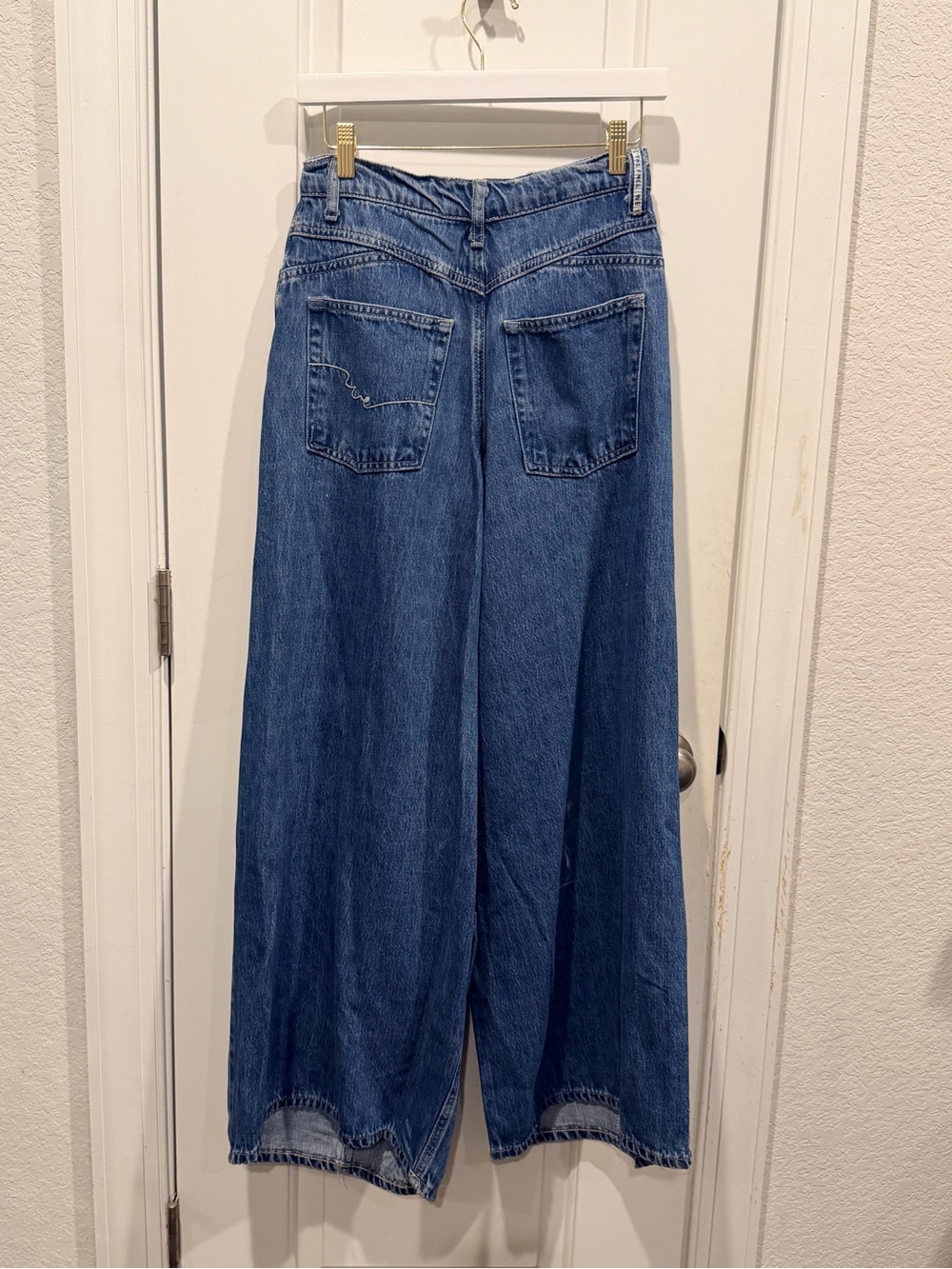Free People Untagged by Warehouse Wide-Leg Barrel Women's Denim Jeans in Blue - Picture 2 of 4
